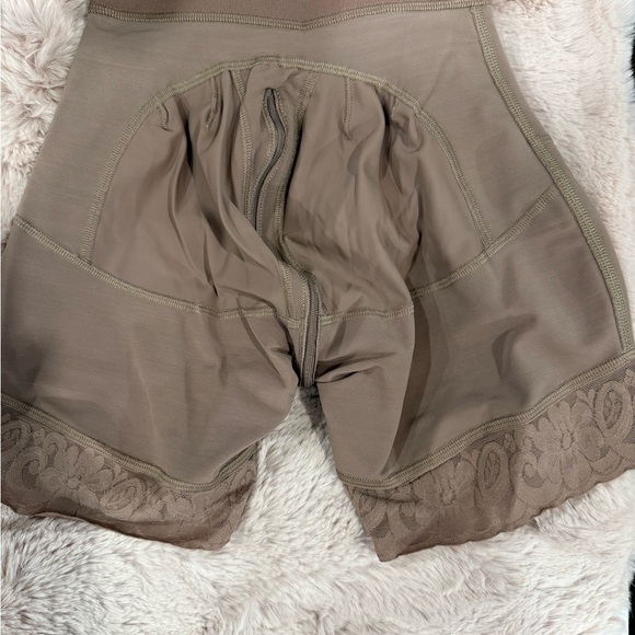 HIGH WAISTED CONTROL SHORT - 4 HOOKS COCOA  SZ L - Picture 8 of 11